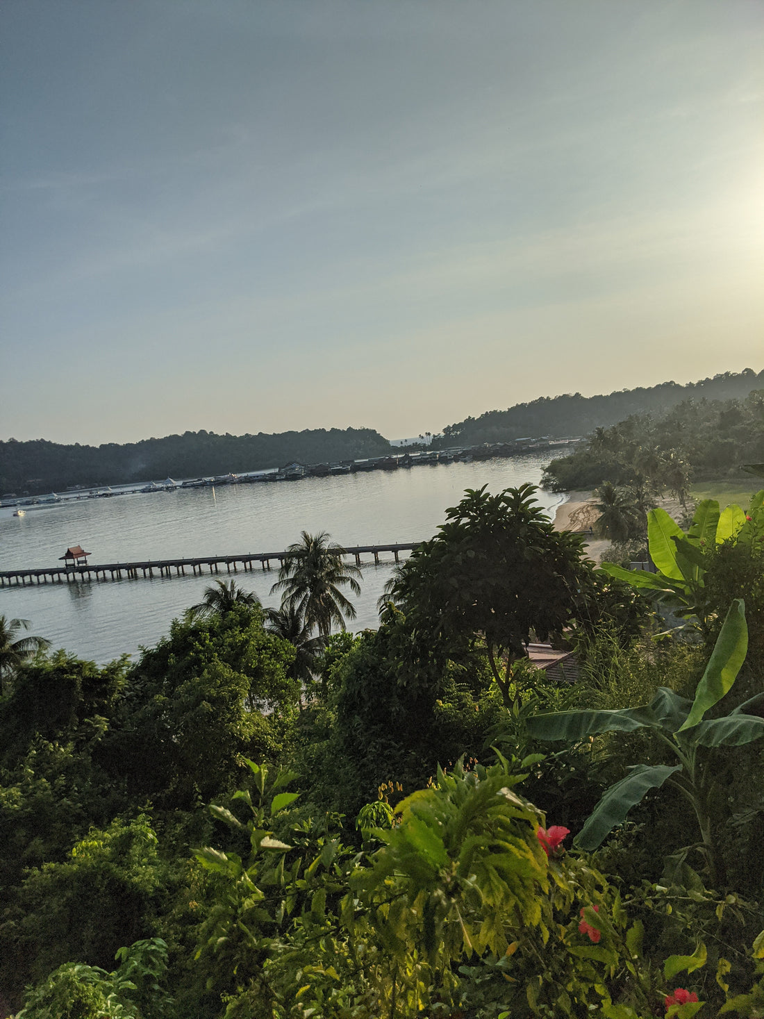 Blick von oben auf das Meer vor Koh Chang, Thailand