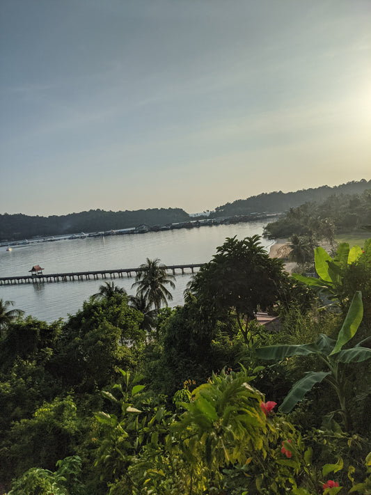 Blick von oben auf das Meer vor Koh Chang, Thailand